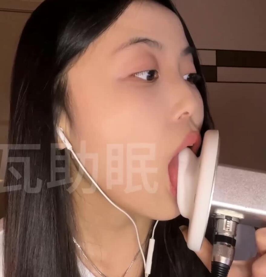 琉璃瓦 爱发电最新ASMR福利 盯着你的眼睛甜耳(露脸)